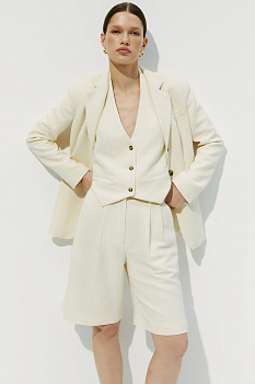 Жилет из фактурной ткани