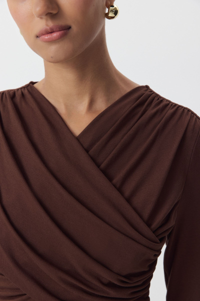 Лонгслив с драпированной деталью на груди (коричневый) (XS)