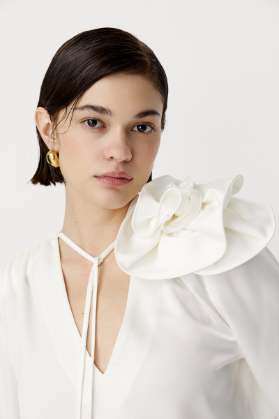 Блуза с декоративной розой на плече (белый) (S) 