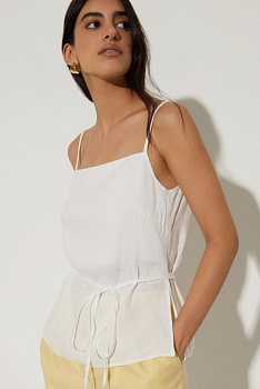 Топ на бретелях изо льна с тонким поясом