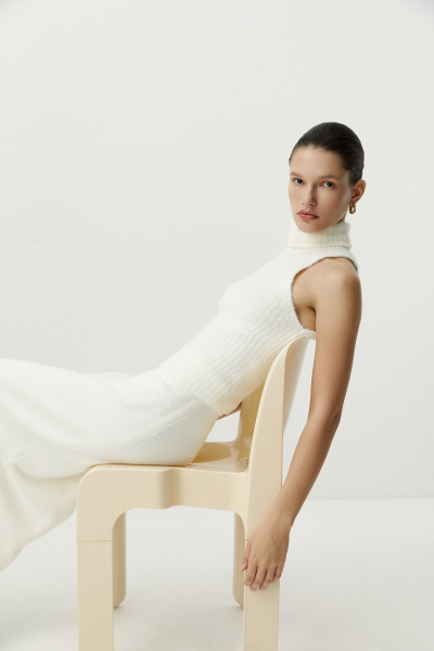 Топ с воротником-стойкой из пушистой пряжи (молочный) (L) 