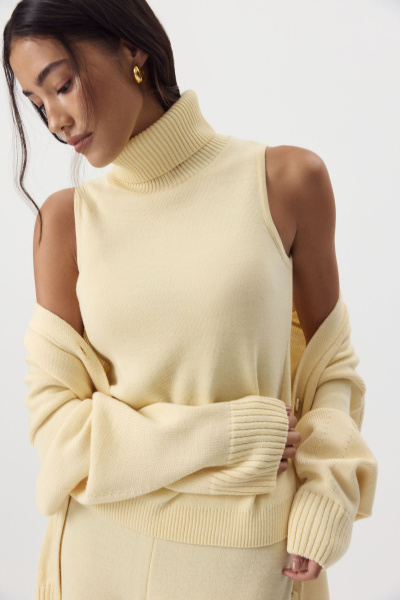 Топ с воротником-стойкой вязаный с  шерстью (ванильный) (M) 