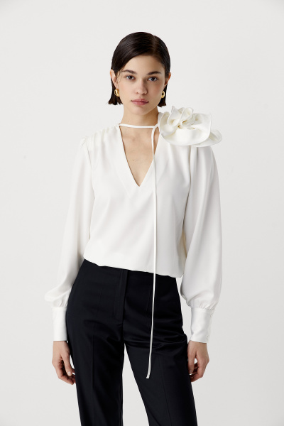 Блуза с декоративной розой на плече (белый) (S) 