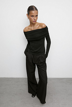 Лонгслив трикотажный с драпировкой на плечах (черный)