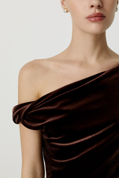 Платье макси с открытым плечом из бархата (коричневый) (S) 