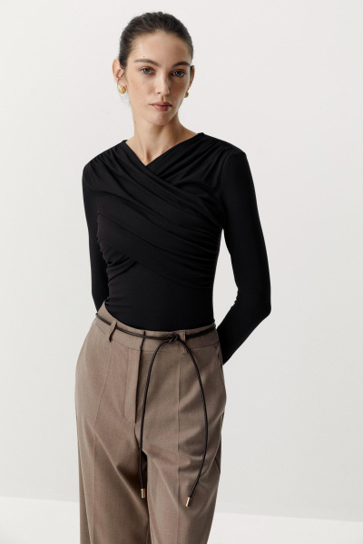 Лонгслив с драпированной деталью на груди (черный) (M) 