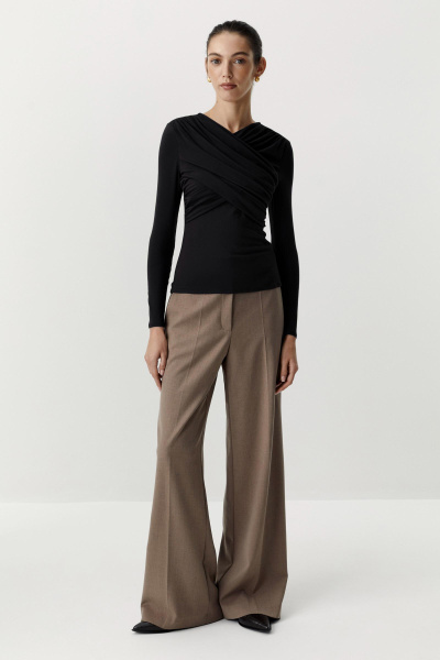 Лонгслив с драпированной деталью на груди (черный) (XS)