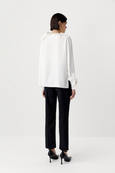 Блуза с декоративной розой на плече (белый) (S) 