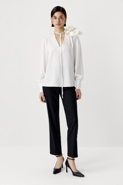 Блуза с декоративной розой на плече (белый) (S) 