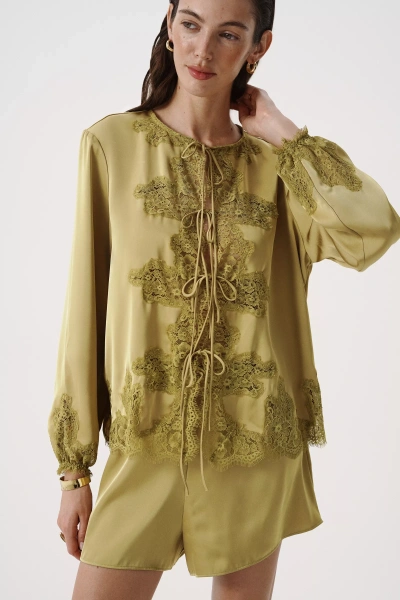 Блуза с кружевной отделкой (жженая олива) (M/L) 