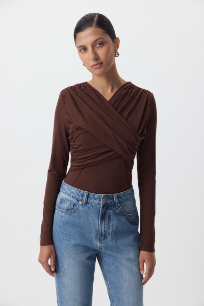 Лонгслив с драпированной деталью на груди (коричневый) (XS)