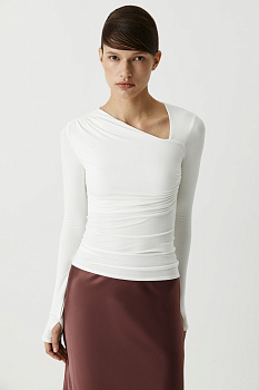 Лонгслив с асимметричной горловиной (молочный)