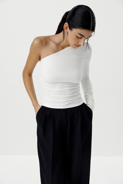 Топ асимметричный с рукавом (молочный) (XS) 